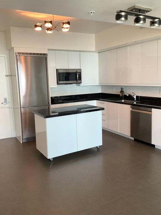 For Rent: $4,300 (2 beds, 2 baths, 1099 Square Feet)