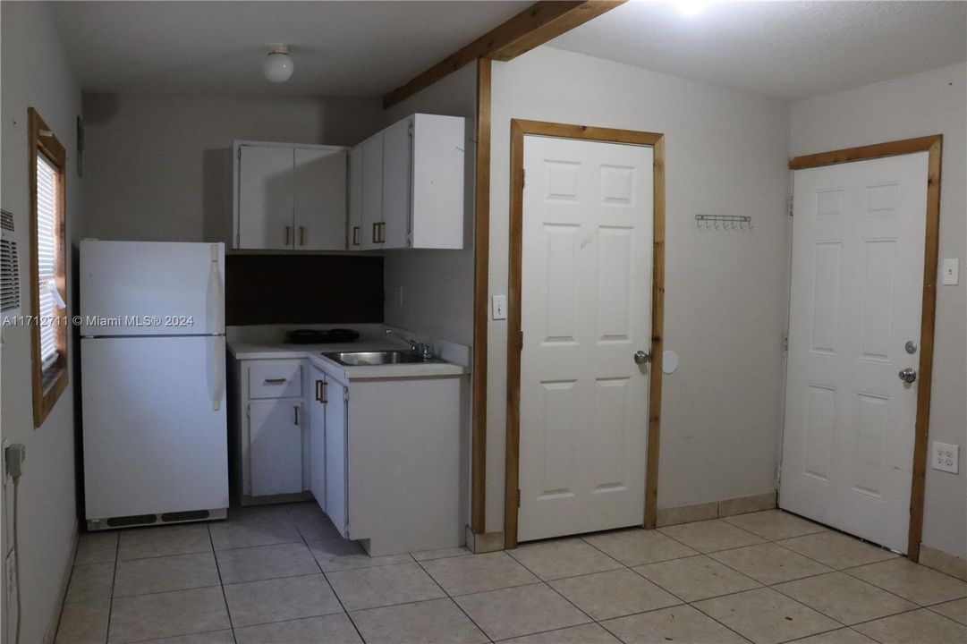 For Rent: $1,200 (0 beds, 1 baths, 1728 Square Feet)