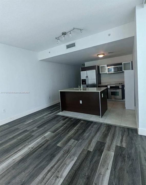 For Rent: $2,800 (1 beds, 1 baths, 651 Square Feet)