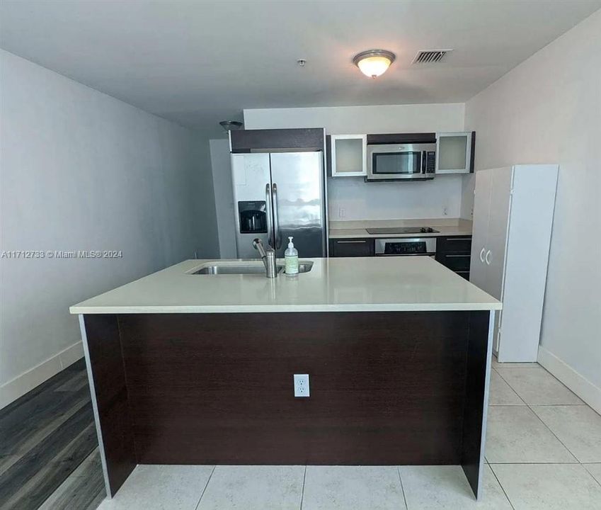 For Rent: $2,800 (1 beds, 1 baths, 651 Square Feet)