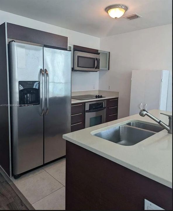 For Rent: $2,800 (1 beds, 1 baths, 651 Square Feet)