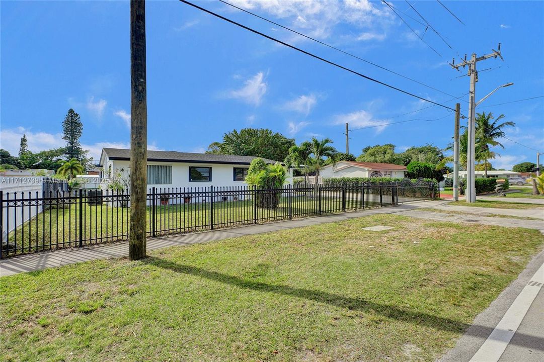 For Sale: $610,000 (3 beds, 2 baths, 1645 Square Feet)