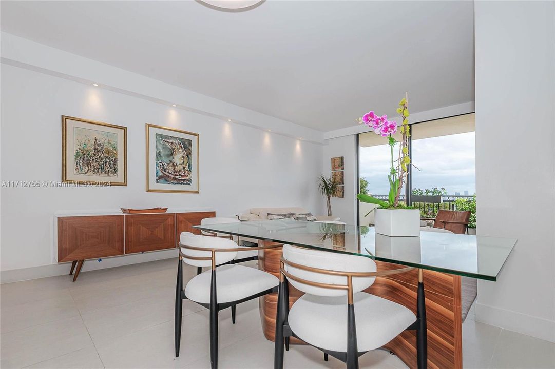 For Sale: $929,000 (2 beds, 2 baths, 1203 Square Feet)