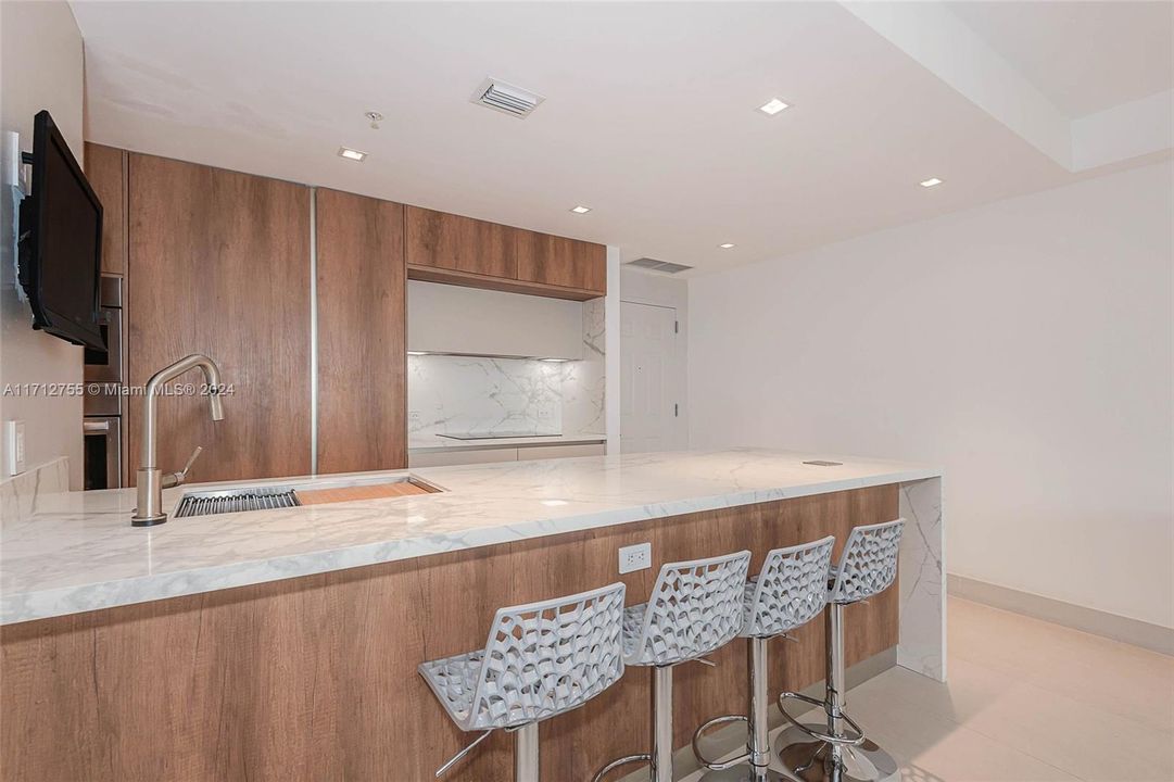 For Sale: $929,000 (2 beds, 2 baths, 1203 Square Feet)