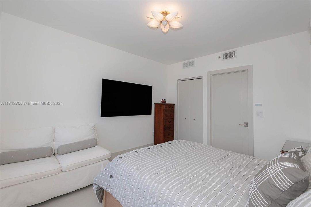 For Sale: $929,000 (2 beds, 2 baths, 1203 Square Feet)