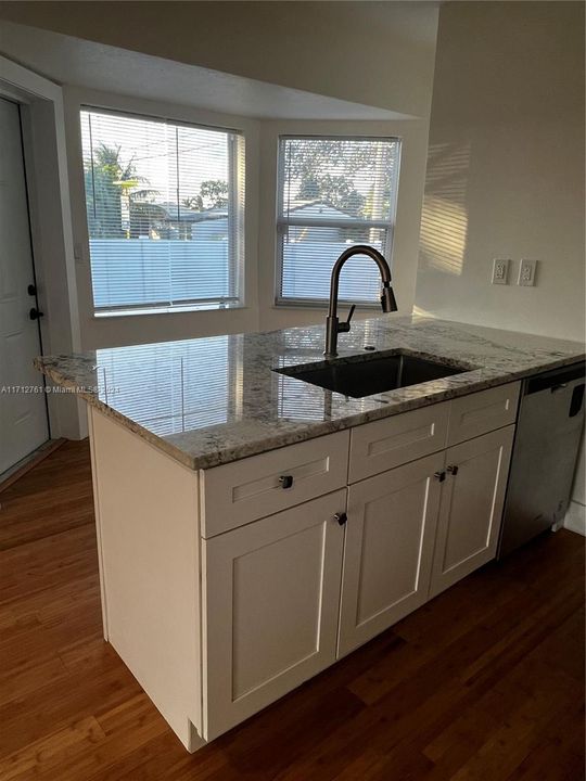 For Rent: $3,200 (3 beds, 1 baths, 1212 Square Feet)