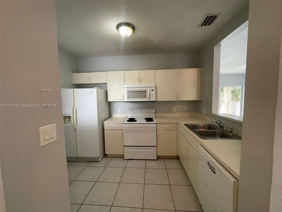 For Rent: $2,197 (3 beds, 2 baths, 999 Square Feet)