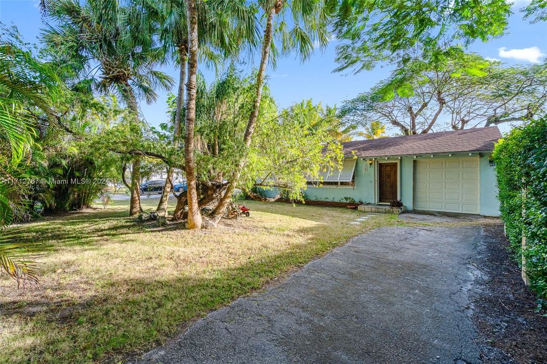 For Sale: $1,150,000 (3 beds, 2 baths, 1685 Square Feet)