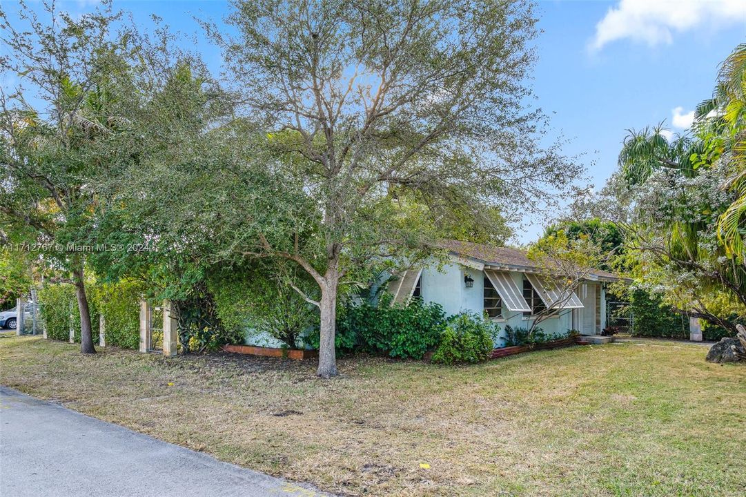 For Sale: $1,150,000 (3 beds, 2 baths, 1685 Square Feet)