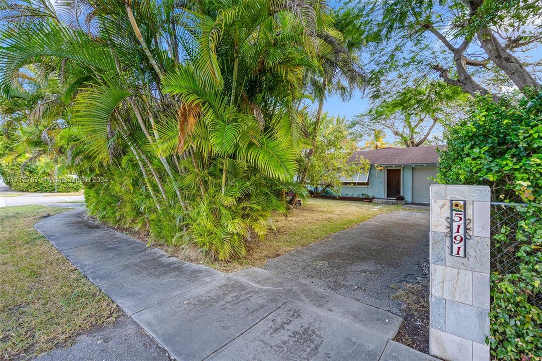 For Sale: $1,150,000 (3 beds, 2 baths, 1685 Square Feet)