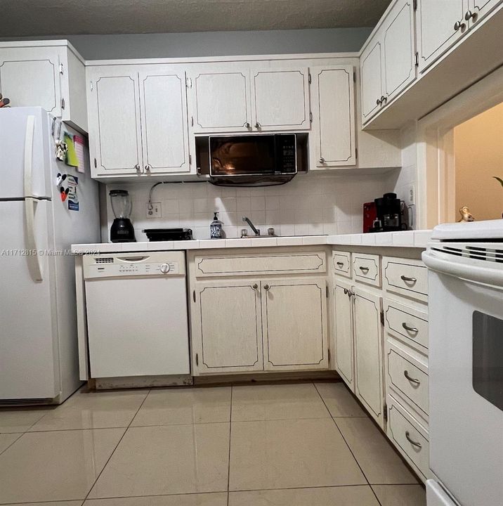 For Rent: $1,400 (1 beds, 1 baths, 770 Square Feet)