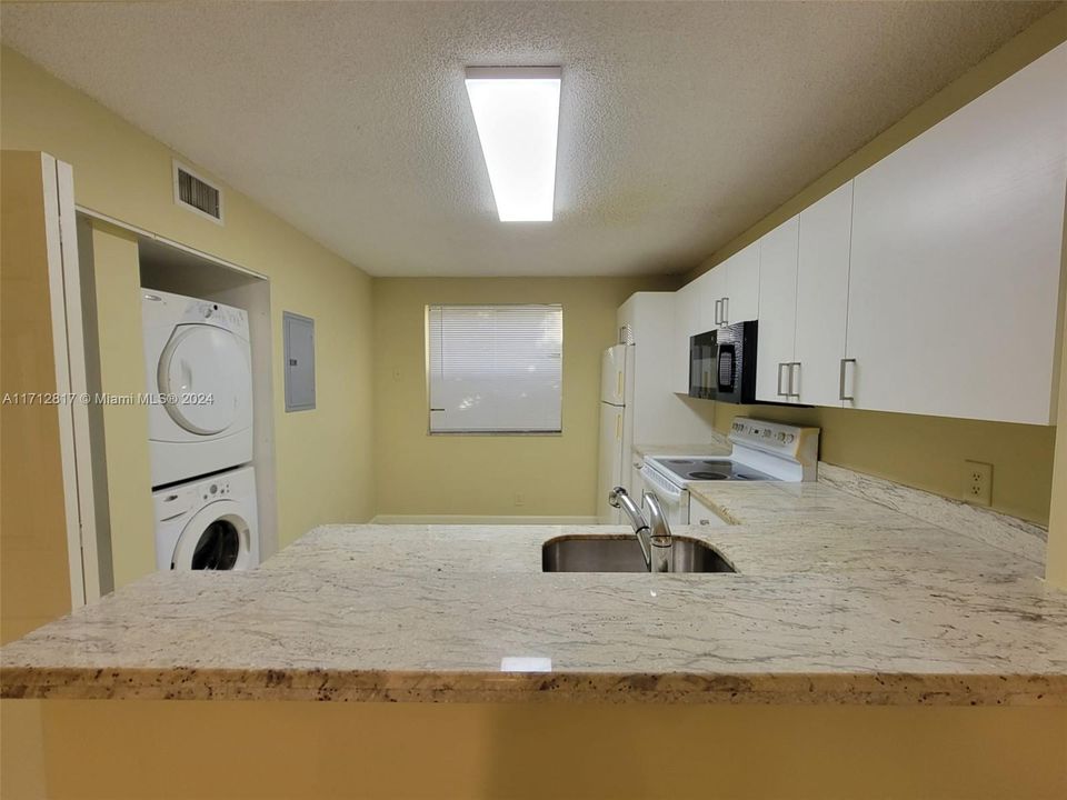 For Rent: $2,200 (2 beds, 2 baths, 950 Square Feet)