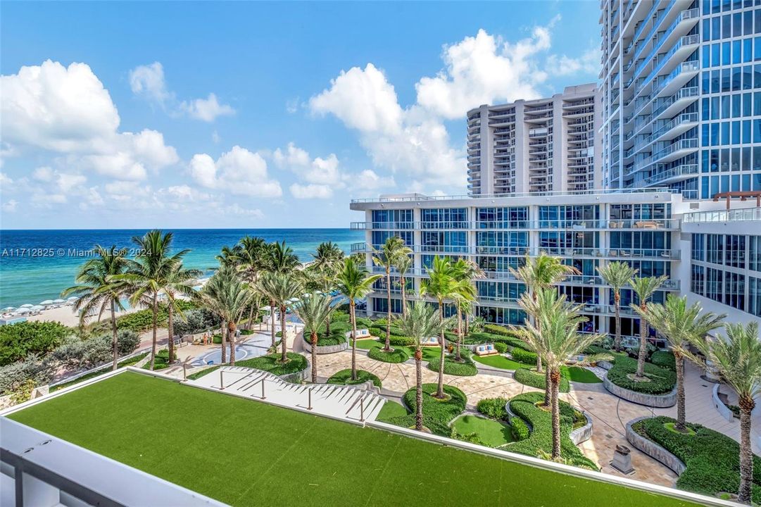 Enjoy las brisas and ocean views from dual balconies!