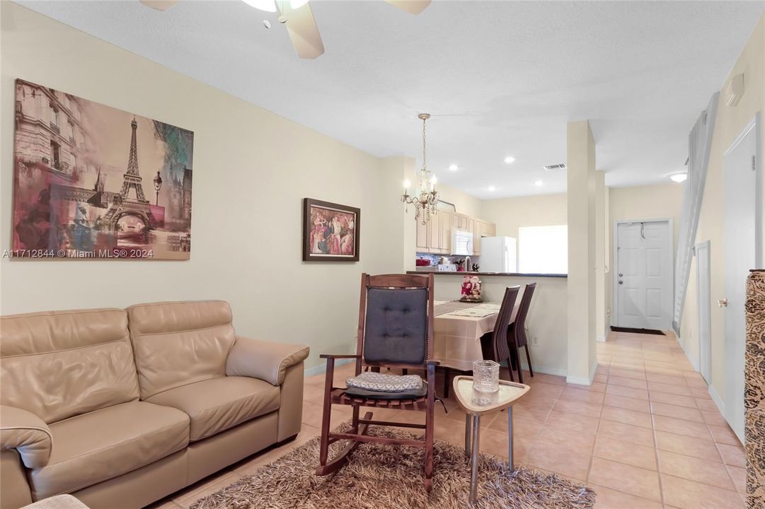 For Sale: $385,000 (2 beds, 1 baths, 1120 Square Feet)