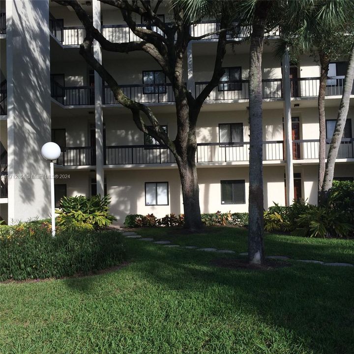 For Rent: $2,000 (2 beds, 2 baths, 1046 Square Feet)