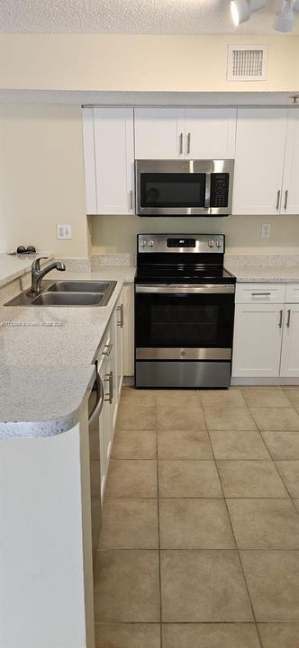 For Rent: $2,275 (2 beds, 2 baths, 1112 Square Feet)