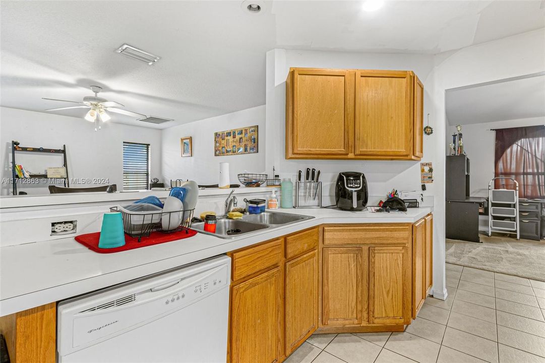 For Sale: $300,000 (3 beds, 2 baths, 1693 Square Feet)