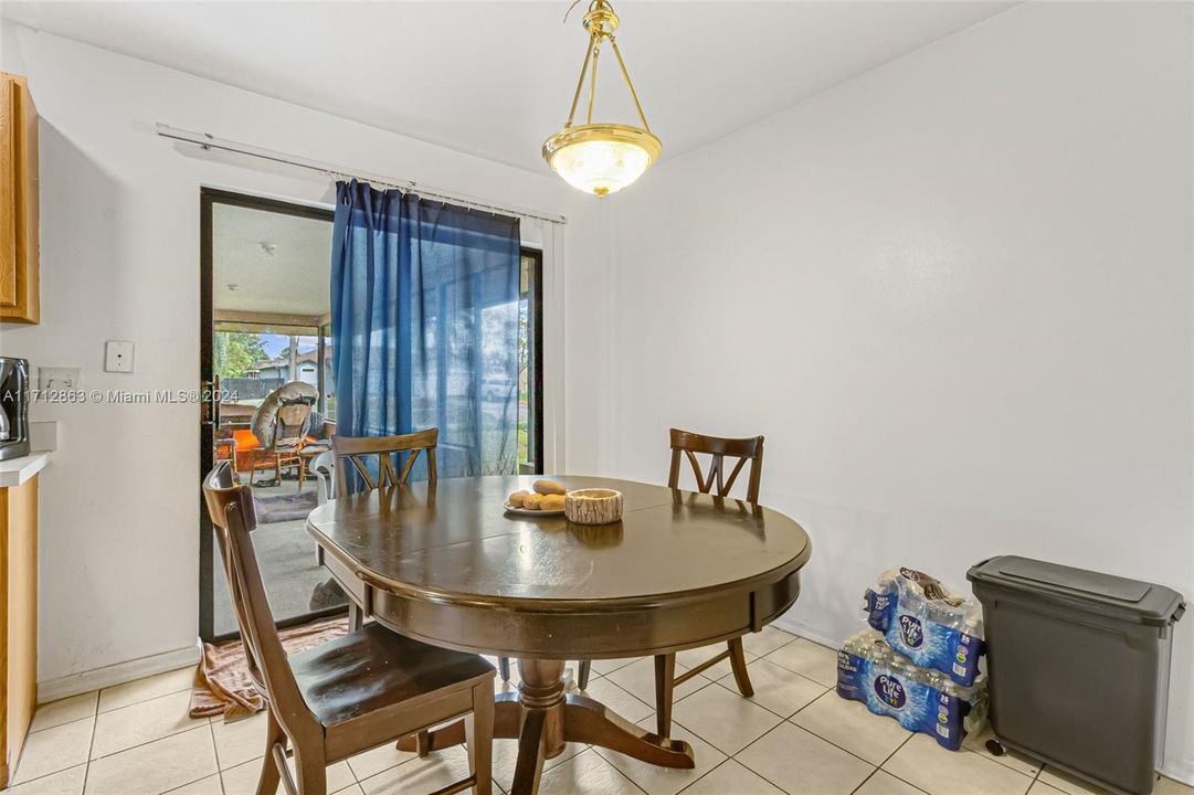 For Sale: $300,000 (3 beds, 2 baths, 1693 Square Feet)