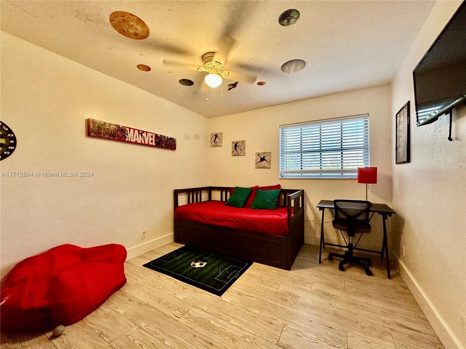 For Sale: $240,000 (2 beds, 1 baths, 800 Square Feet)