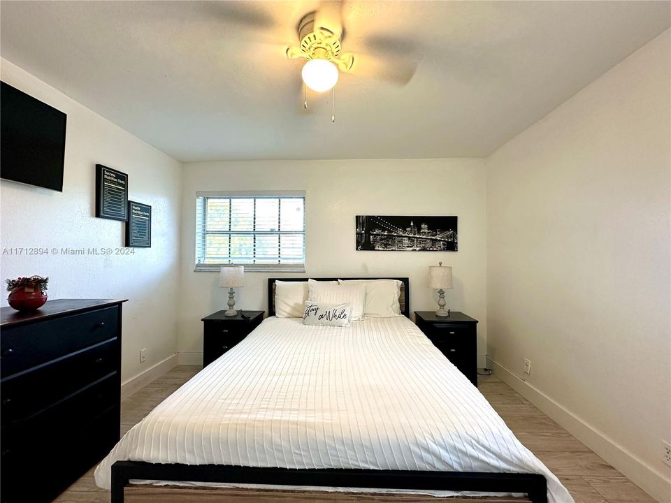 For Sale: $240,000 (2 beds, 1 baths, 800 Square Feet)