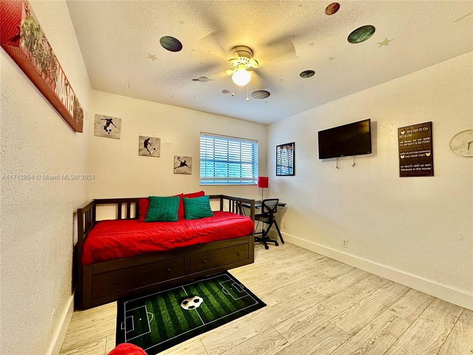 For Sale: $240,000 (2 beds, 1 baths, 800 Square Feet)