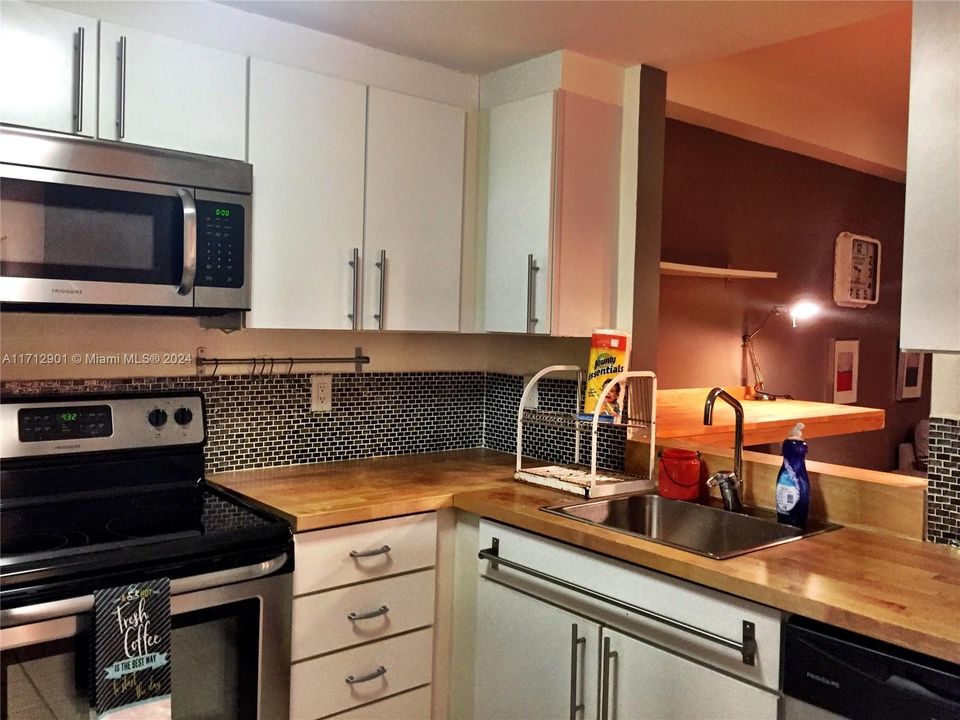 For Rent: $2,650 (1 beds, 1 baths, 860 Square Feet)