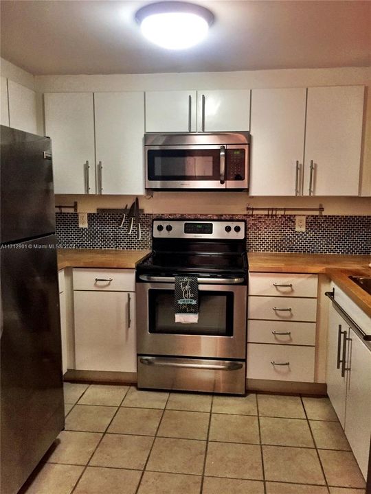 For Rent: $2,650 (1 beds, 1 baths, 860 Square Feet)