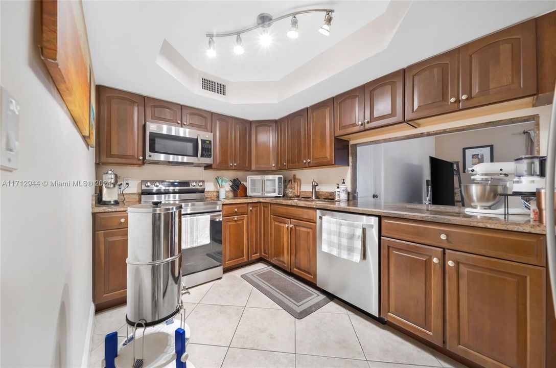 For Sale: $399,999 (2 beds, 2 baths, 1128 Square Feet)