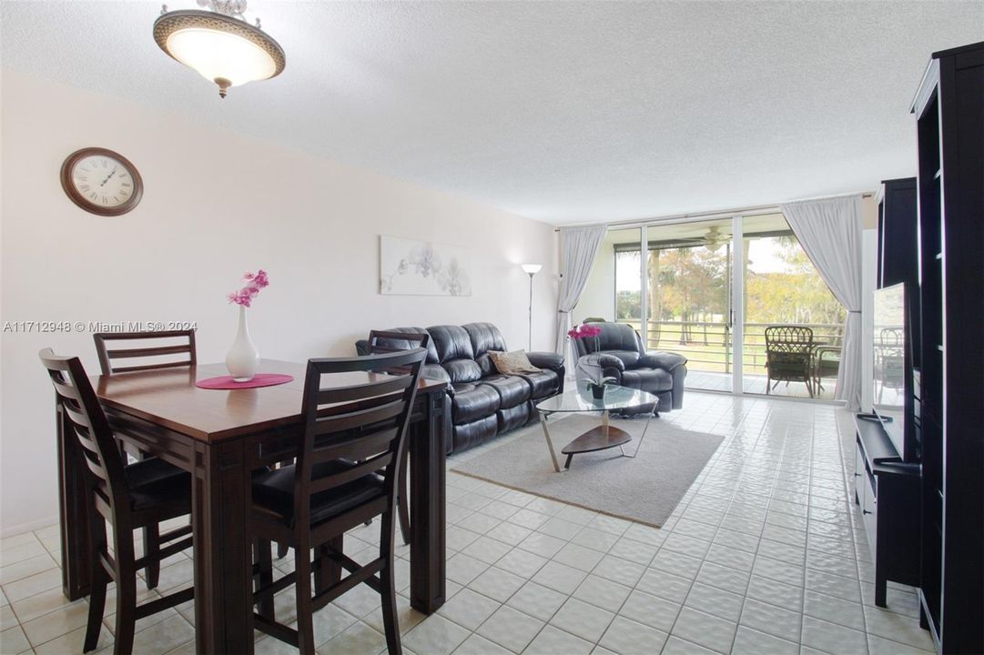 For Sale: $275,000 (2 beds, 2 baths, 1064 Square Feet)