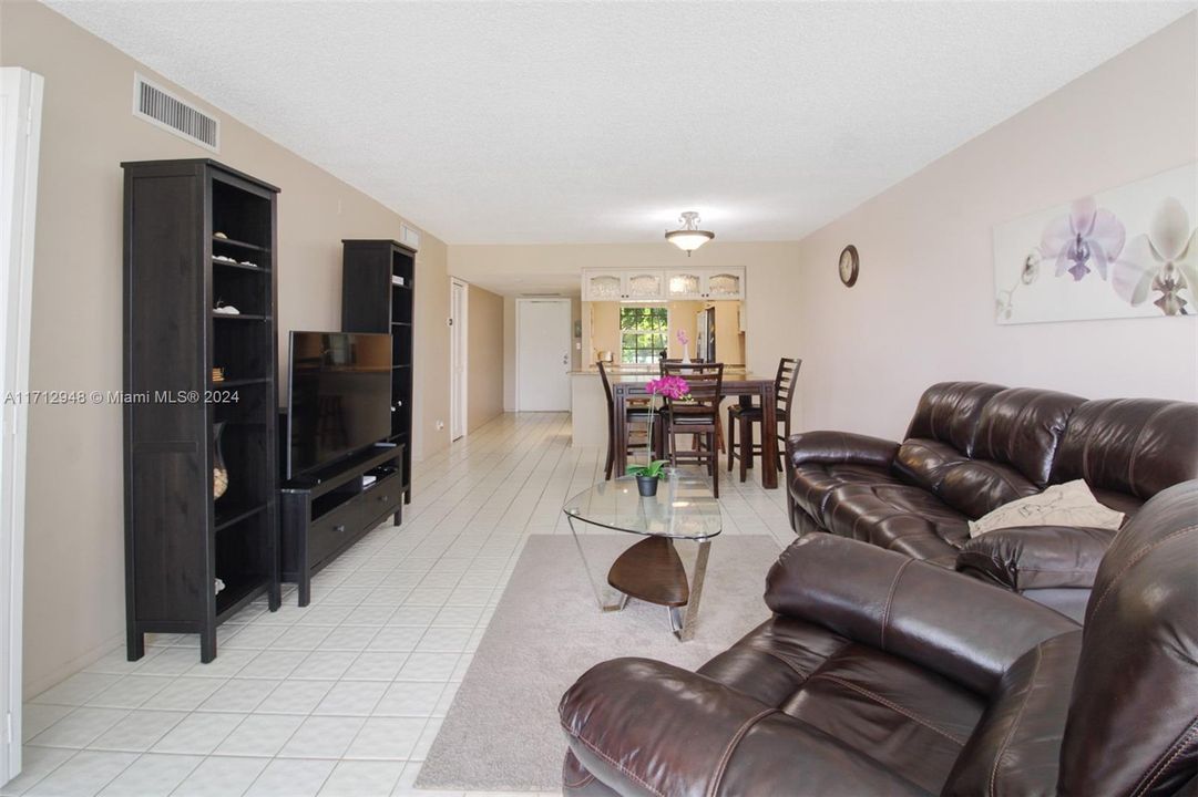 For Sale: $275,000 (2 beds, 2 baths, 1064 Square Feet)