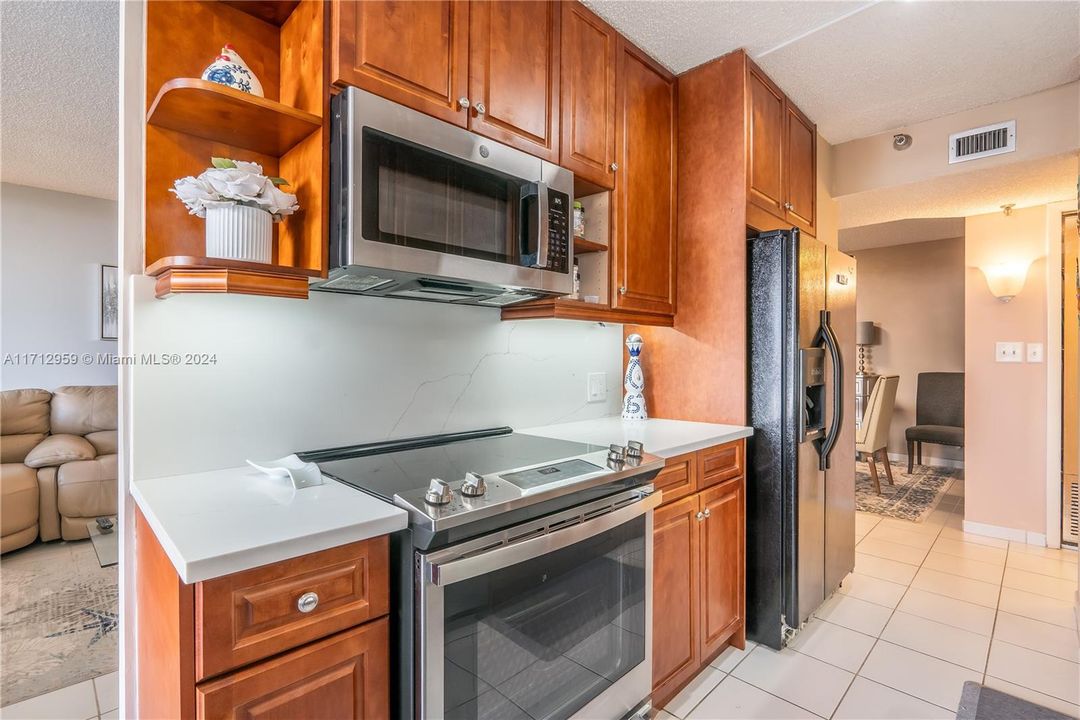 New Quartz Eat-in Kitchen