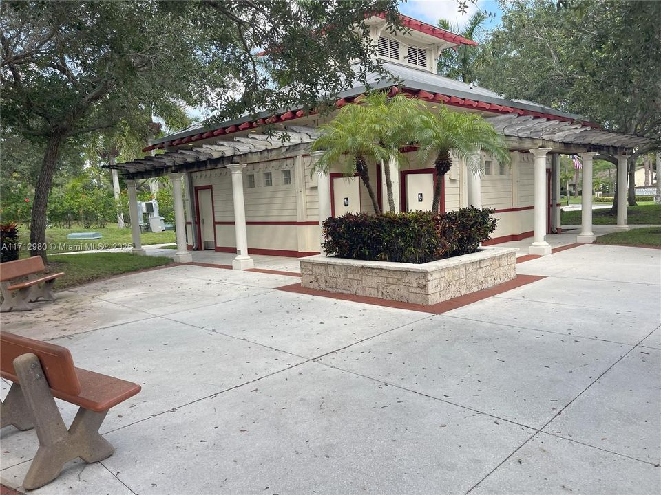 合同活跃: $235,000 (2 贝兹, 2 浴室, 900 平方英尺)