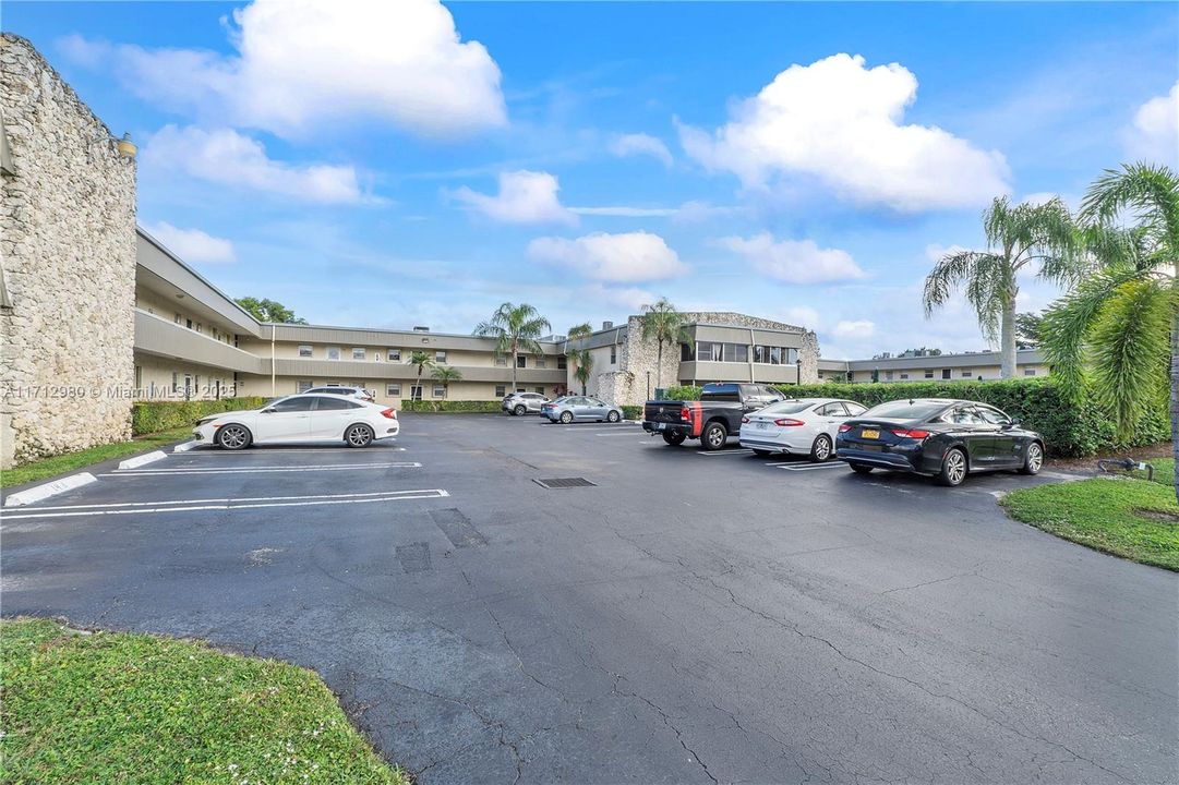 合同活跃: $235,000 (2 贝兹, 2 浴室, 900 平方英尺)