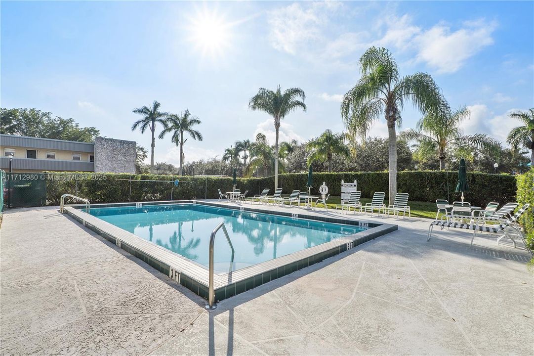 合同活跃: $235,000 (2 贝兹, 2 浴室, 900 平方英尺)