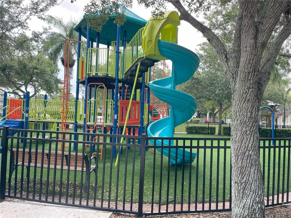 合同活跃: $235,000 (2 贝兹, 2 浴室, 900 平方英尺)