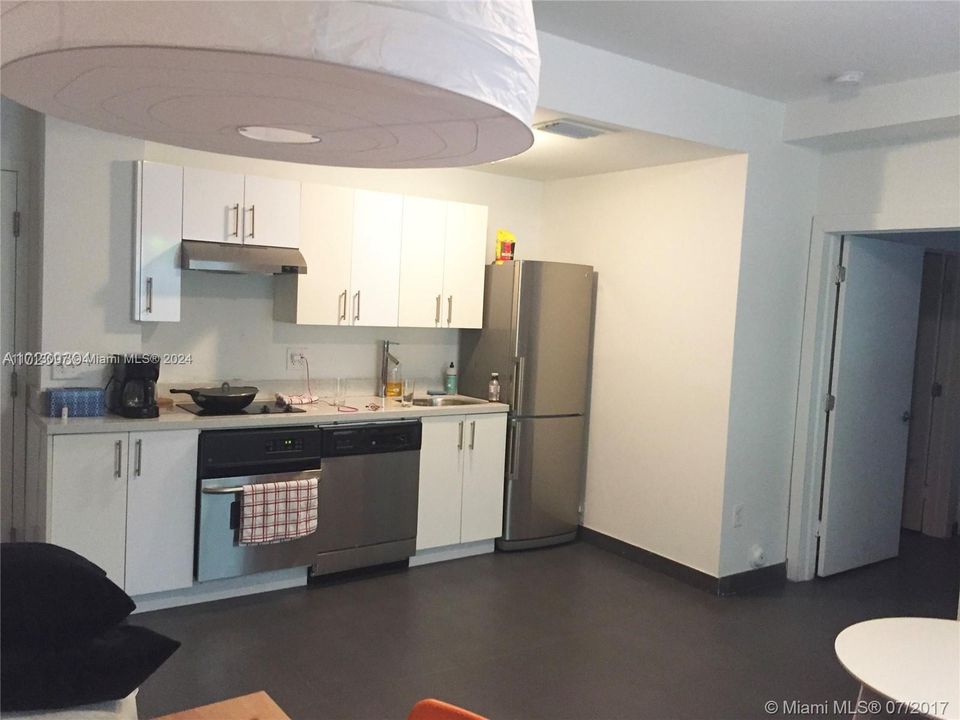 For Sale: $290,000 (1 beds, 1 baths, 528 Square Feet)