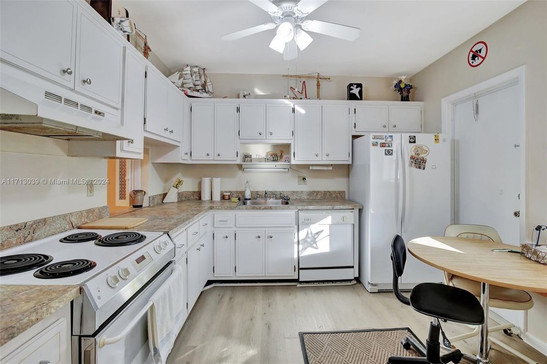 For Sale: $135,000 (2 beds, 2 baths, 1242 Square Feet)