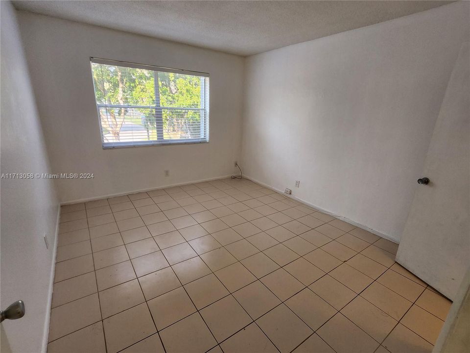 For Rent: $1,850 (2 beds, 1 baths, 920 Square Feet)