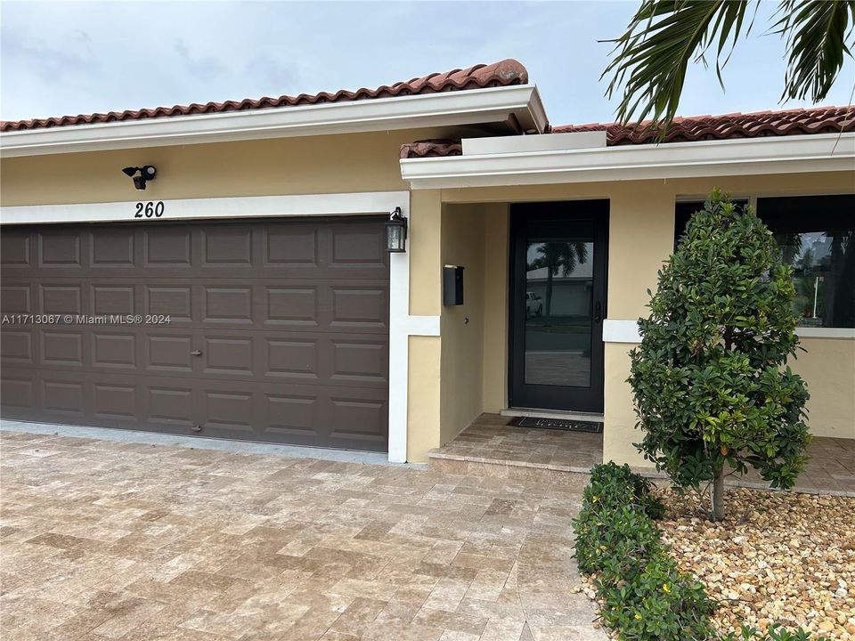 For Sale: $899,900 (2 beds, 2 baths, 1288 Square Feet)