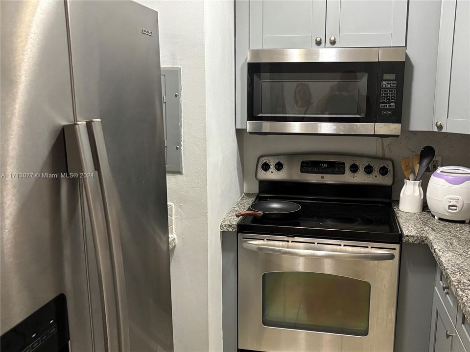 For Rent: $2,100 (1 beds, 1 baths, 707 Square Feet)