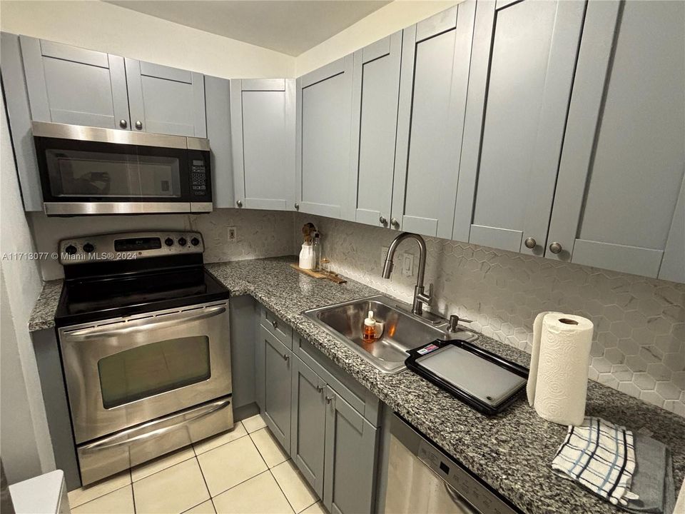 For Rent: $2,100 (1 beds, 1 baths, 707 Square Feet)