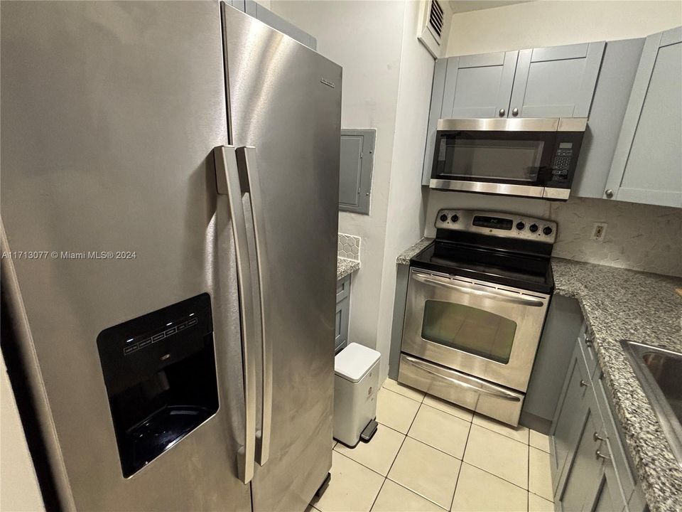 For Rent: $2,100 (1 beds, 1 baths, 707 Square Feet)