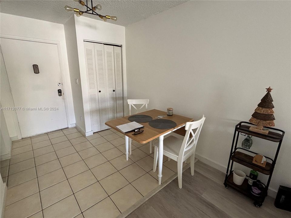 For Rent: $2,100 (1 beds, 1 baths, 707 Square Feet)