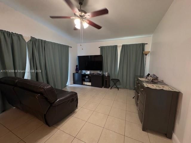 For Rent: $2,400 (2 beds, 2 baths, 984 Square Feet)