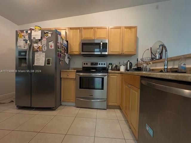 For Rent: $2,400 (2 beds, 2 baths, 984 Square Feet)