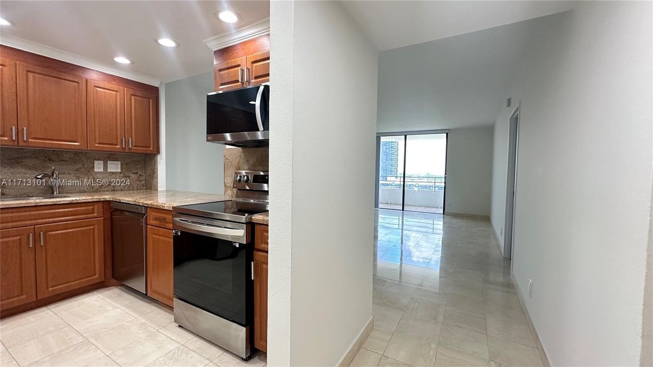 For Sale: $310,000 (1 beds, 1 baths, 828 Square Feet)