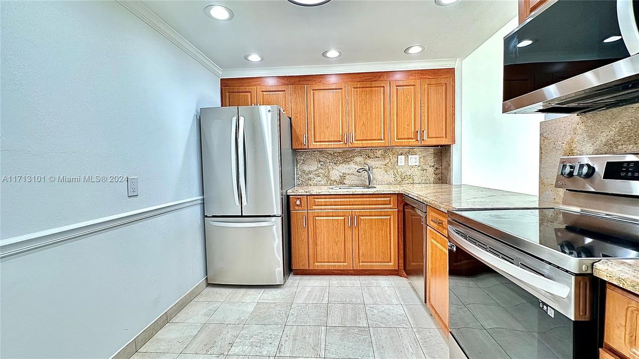 For Sale: $310,000 (1 beds, 1 baths, 828 Square Feet)