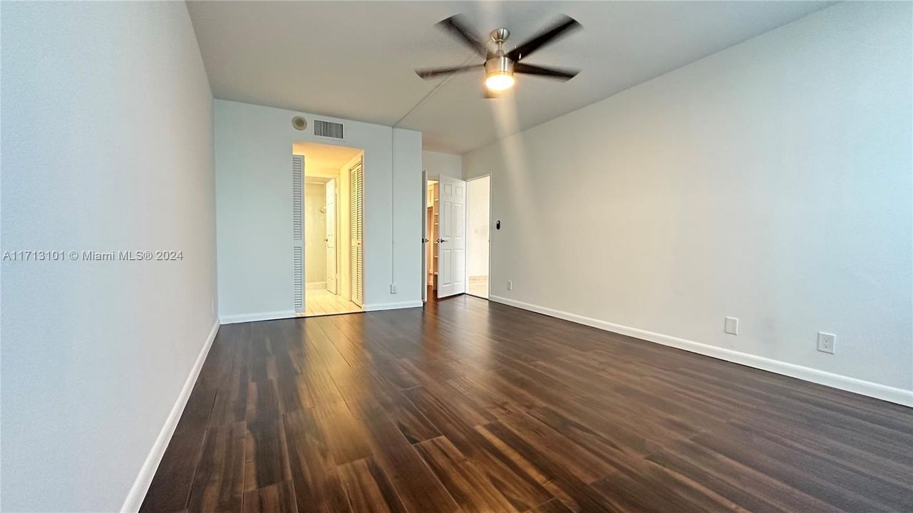 For Sale: $310,000 (1 beds, 1 baths, 828 Square Feet)