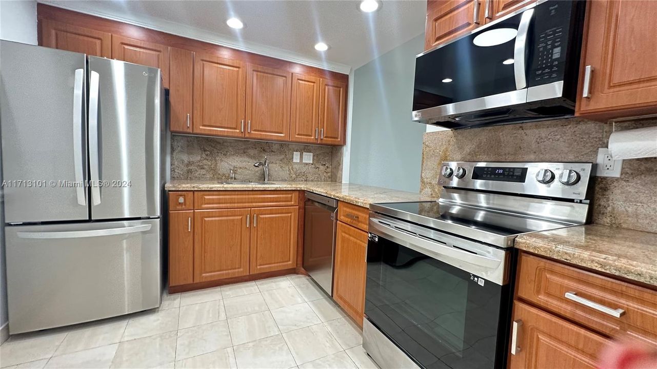 For Sale: $310,000 (1 beds, 1 baths, 828 Square Feet)