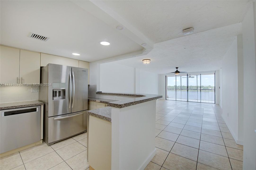 For Sale: $320,000 (2 beds, 2 baths, 1586 Square Feet)